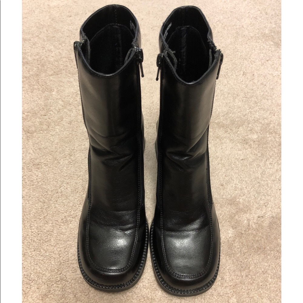 Diba East short black boot. Size 7M.